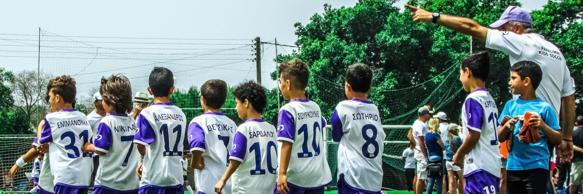 Allenatore e i ragazzini di una squadra di calcio
