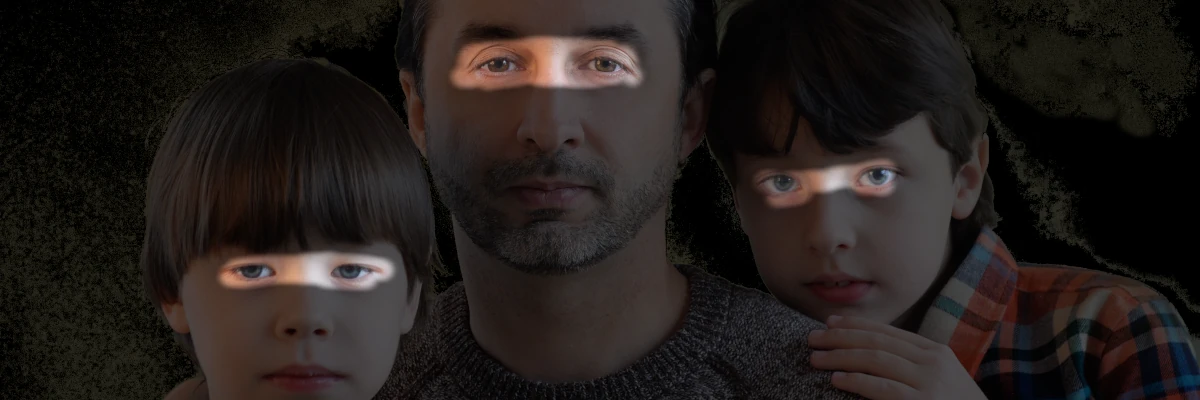 Gli occhi del papà sono fondamentali agli occhi dei figli Piano americano di papà, figlia e figlio. La foto è tutta oscurata tranne gli occhi. Gli occhi del papà sono fondamentali agli occhi dei figli