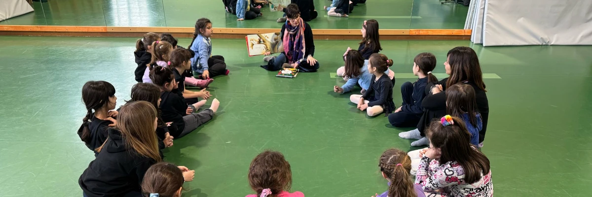Un gruppo di ragazzine in circolo attorno a Serena Mottura. Il femminile è un concetto che si impara