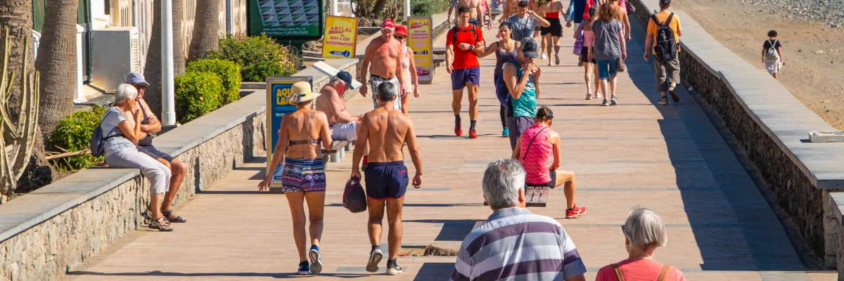 Gente in abiti estivi sul lungomare di Gran Canaria. L'estate è il periodo in cui ci si scopre, ma non per tutti è una cosa facile