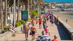 Gente in abiti estivi sul lungomare di Gran Canaria. L'estate è il periodo in cui ci si scopre, ma non per tutti è una cosa facile