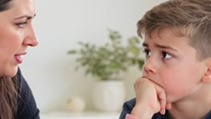 Mamma e figlio fanno insieme i compiti. Il sostegno scolastico può facilmente diventare molto frustrante sia per il genitore sia per il figlio