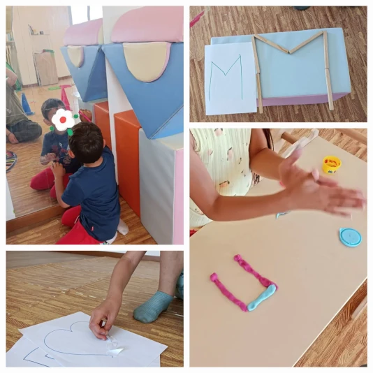 Collage di quattro immagini che rappresentano in alto a sinistra un bambino che disegna sé stesso allo specchio, in alto a destra una lettera M riprodotta su modello con pezzi di legno, in basso a sinistra una mano che dispone pezzi di carta sui margini di un cuore disegnato, in basso a destra delle mani che manipolano plastilina per realizzare una forma geometrica.